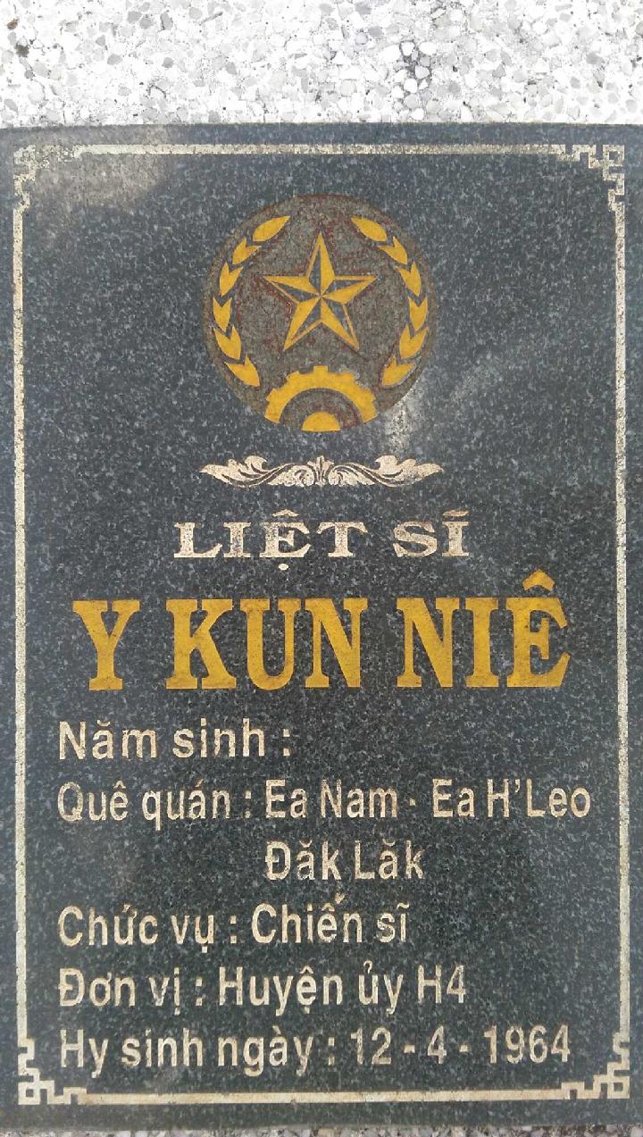 Ảnh mộ liệt sĩ Y Kun Niê