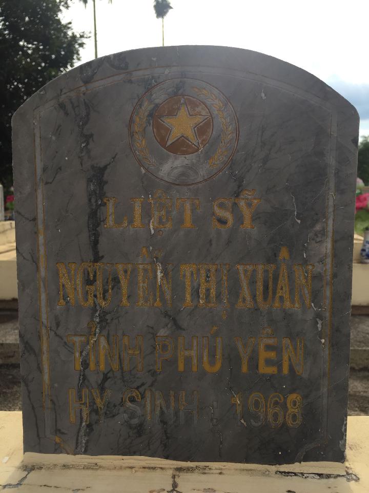 Ảnh mộ liệt sĩ Nguyễn Thị Xuân
