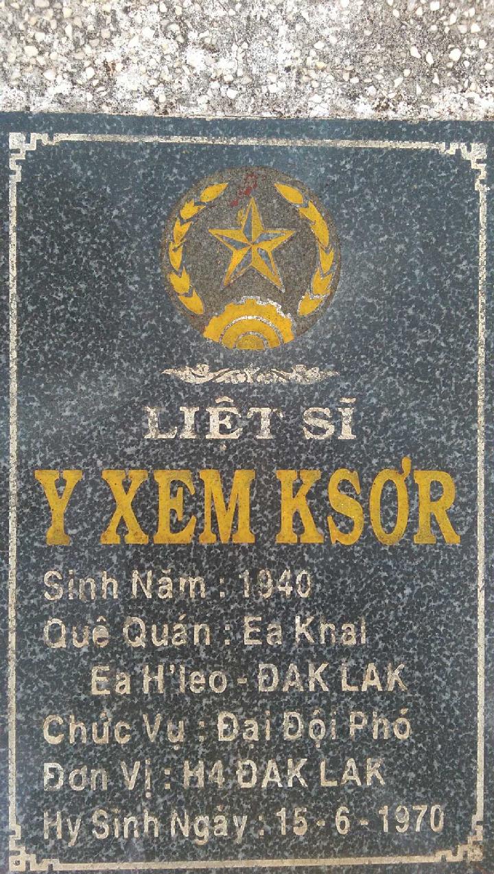 Ảnh mộ liệt sĩ Y Xem Ksơr