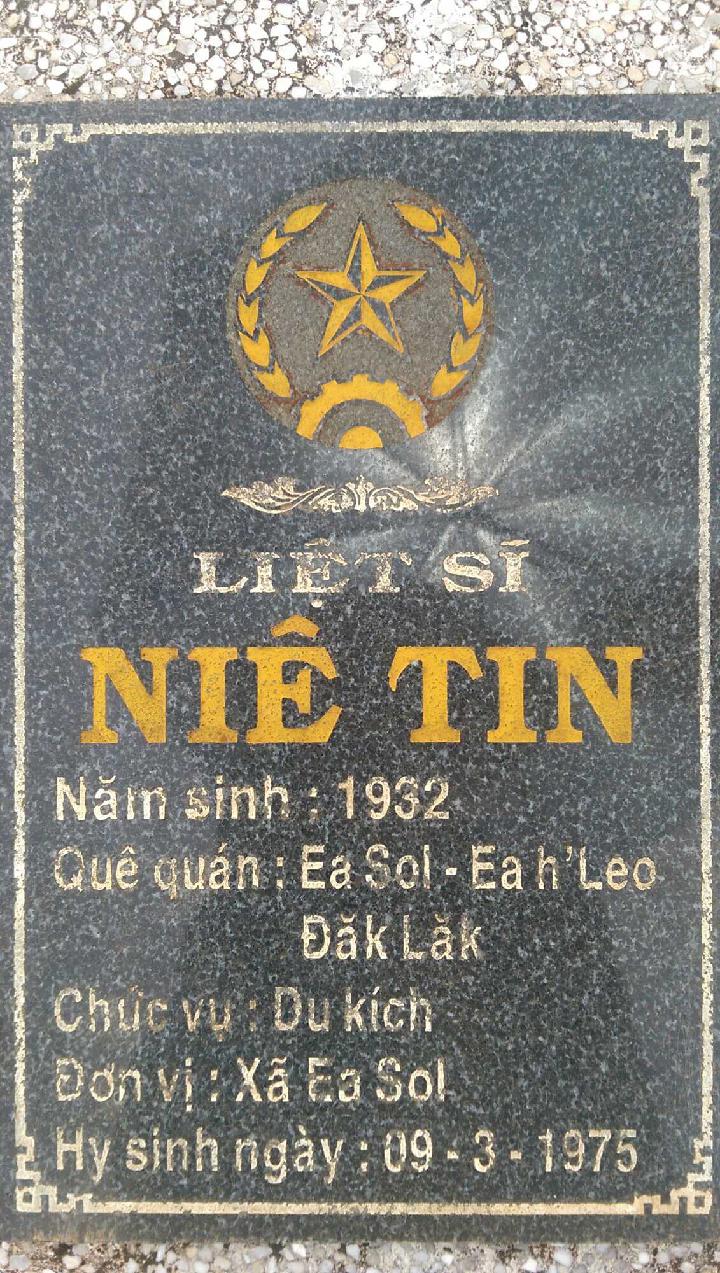 Ảnh mộ liệt sĩ Niê Tin