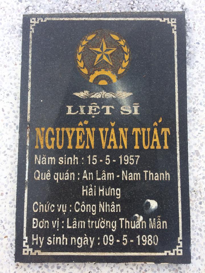 Ảnh mộ liệt sĩ Nguyễn Văn Tuất