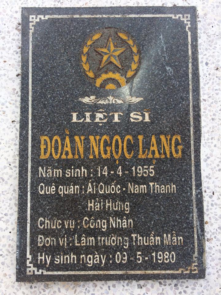 Ảnh mộ liệt sĩ Đoàn Ngọc Lạng