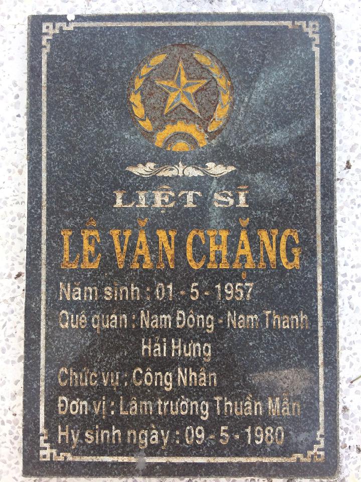 Ảnh mộ liệt sĩ Lê Văn Chặng