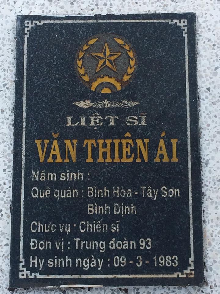 Ảnh mộ liệt sĩ Văn Thiên Ái