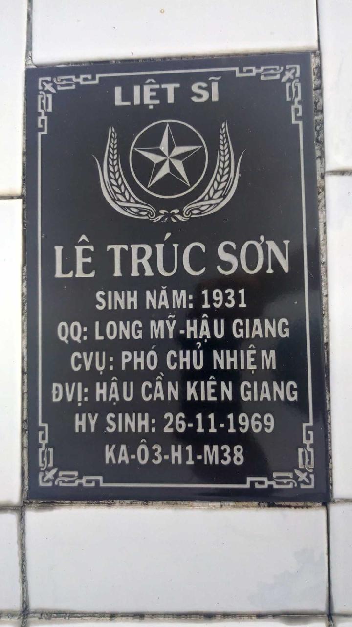 Ảnh mộ liệt sĩ Lê Trúc Sơn