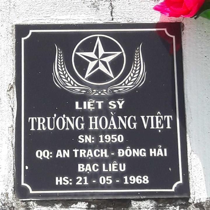 Ảnh mộ liệt sĩ Trương Hoàng Việt