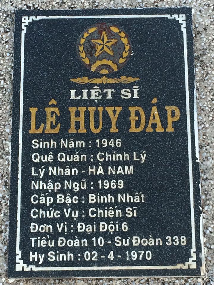 Ảnh mộ liệt sĩ Lê Huy Đáp