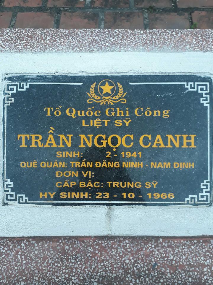 Ảnh mộ liệt sĩ Trần Ngọc Canh