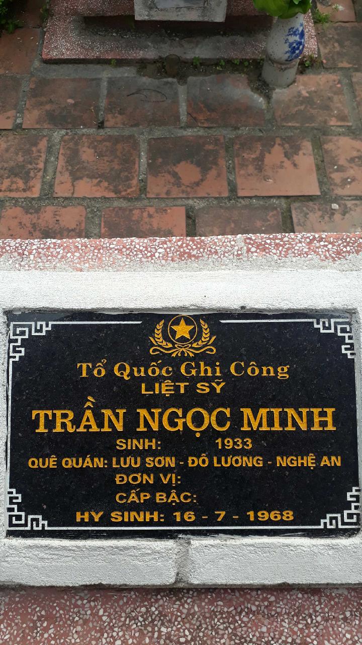 Ảnh mộ liệt sĩ Trần Ngọc Minh