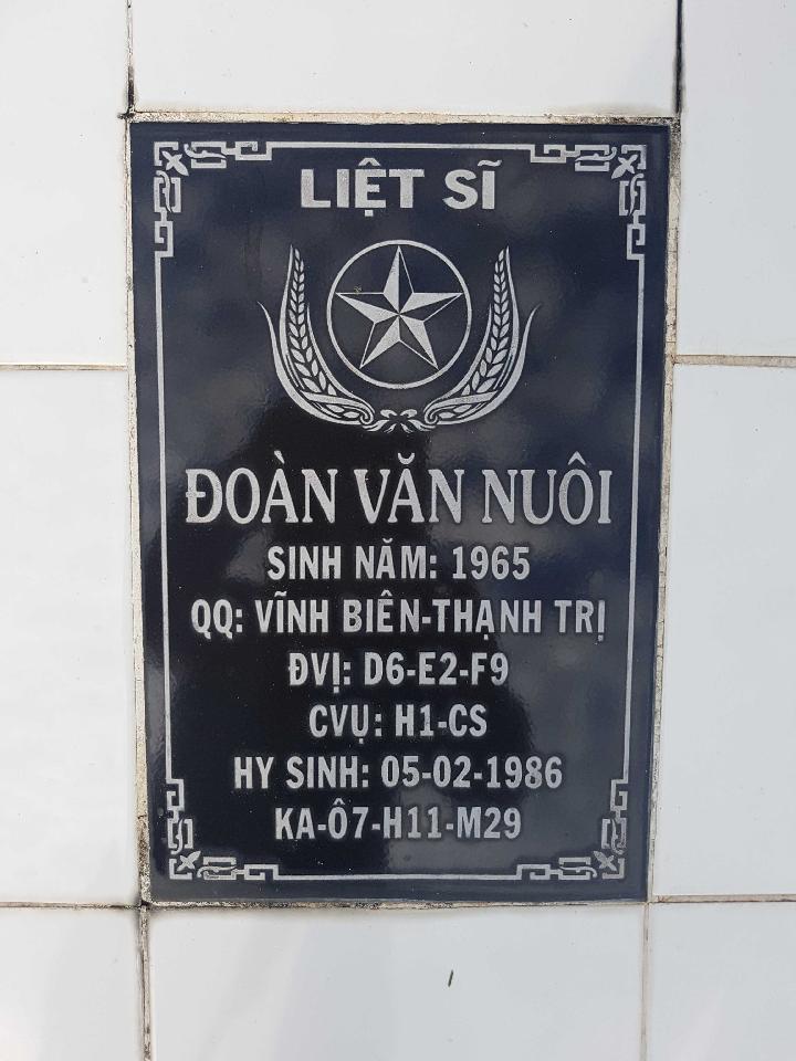 Ảnh mộ liệt sĩ Đoàn Văn Nuôi