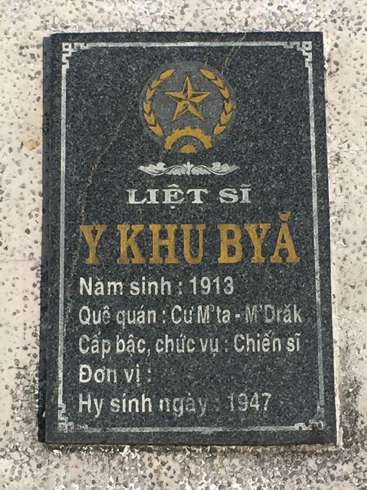 Ảnh mộ liệt sĩ Y Khu Byă