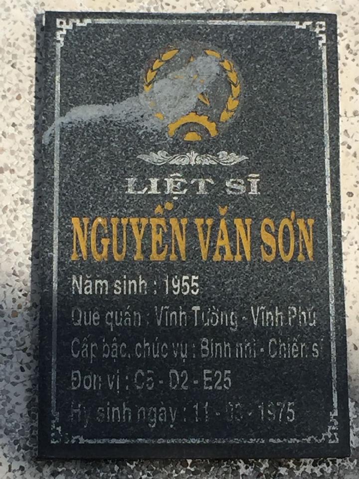 Ảnh mộ liệt sĩ Nguyễn Văn Sơn