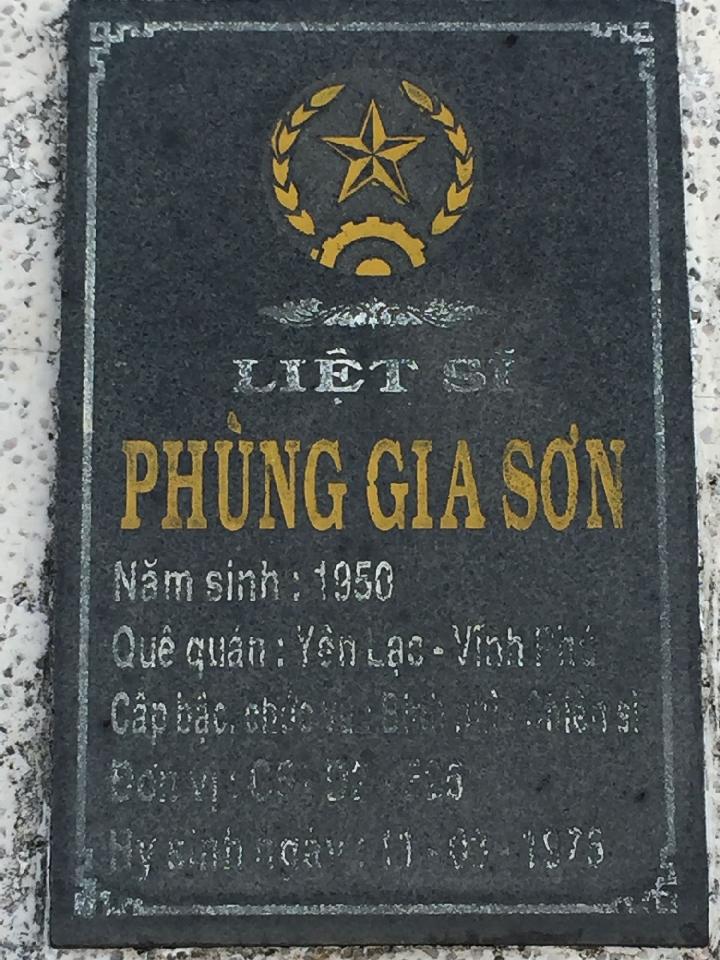 Ảnh mộ liệt sĩ Phùng Gia Sơn
