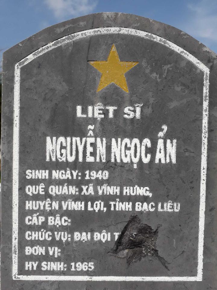 Ảnh mộ liệt sĩ Nguyễn Ngọc Ẩn