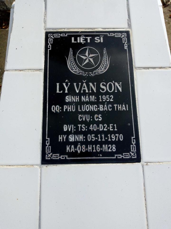 Ảnh mộ liệt sĩ Lý Văn Sơn
