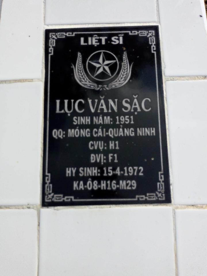 Ảnh mộ liệt sĩ Lục Văn Sặc