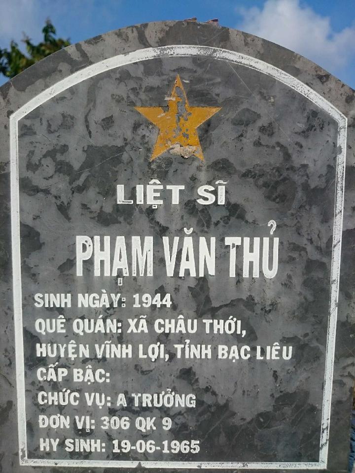 Ảnh mộ liệt sĩ Phạm Văn Thủ