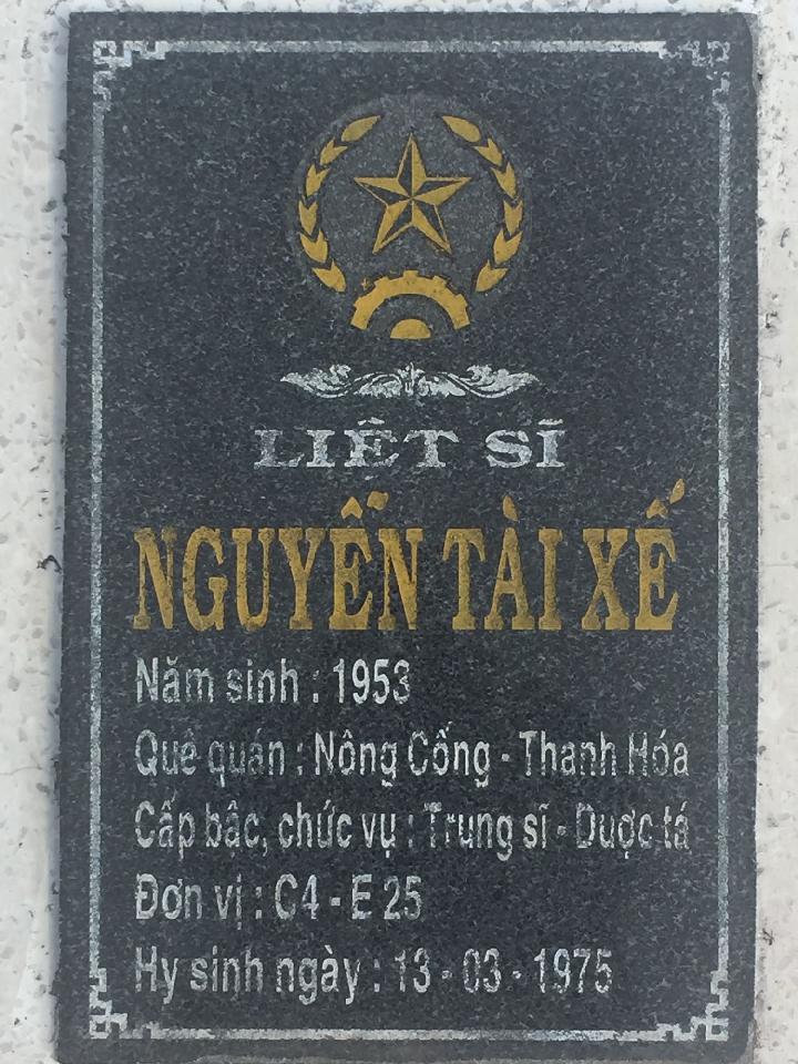 Ảnh mộ liệt sĩ Nguyễn Tài Xế