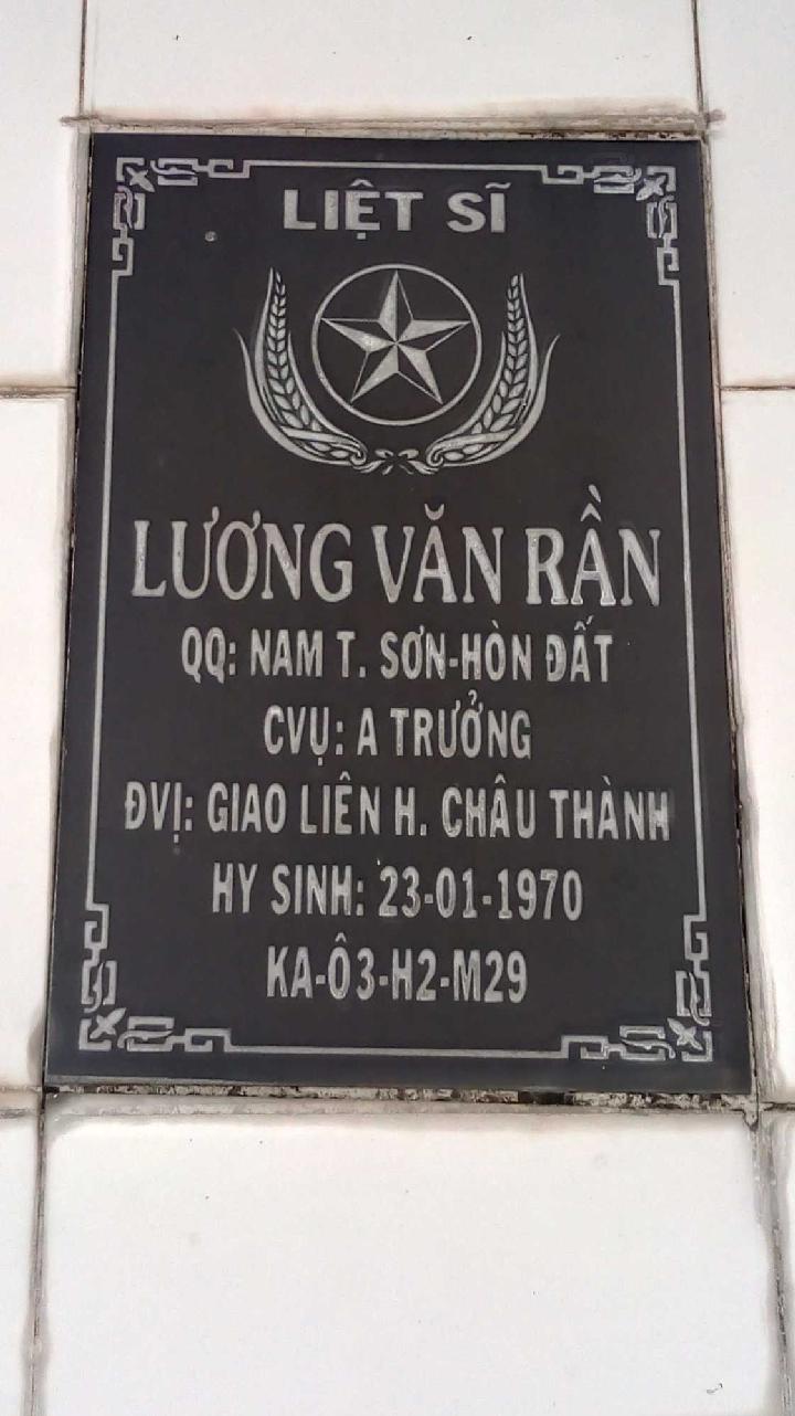 Ảnh mộ liệt sĩ Lương Văn Rần
