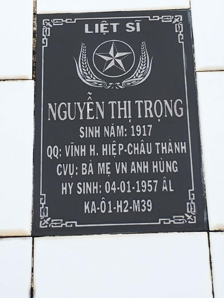 Ảnh mộ liệt sĩ Nguyễn Thị Trọng
