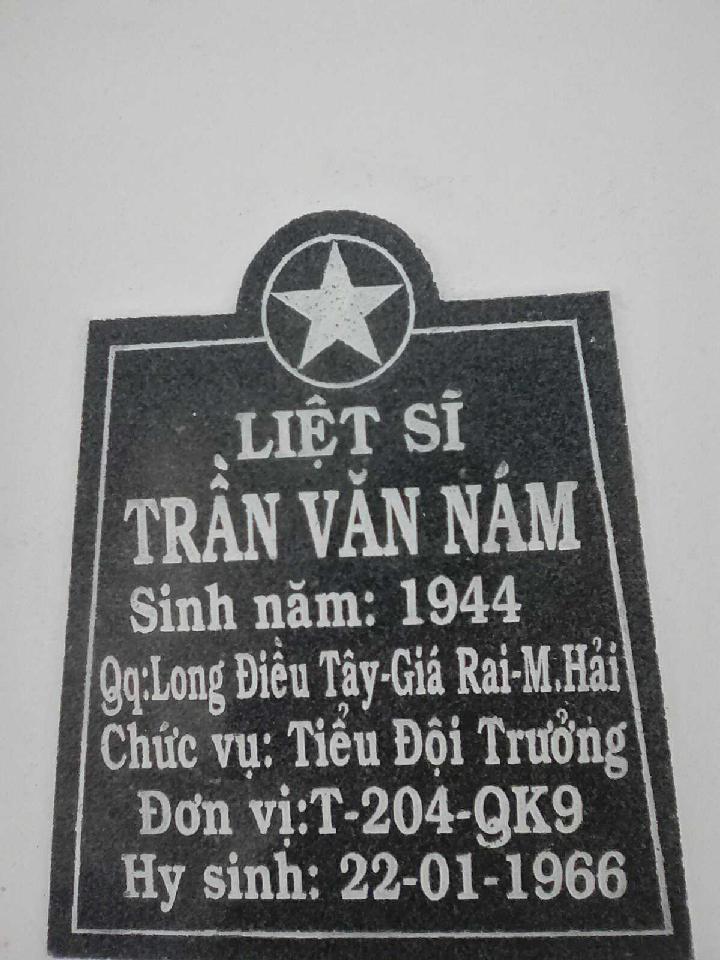 Ảnh mộ liệt sĩ Trần Văn Nám