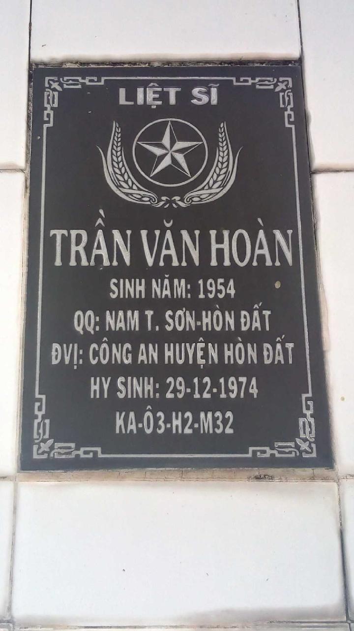 Ảnh mộ liệt sĩ Trần Văn Hoàn