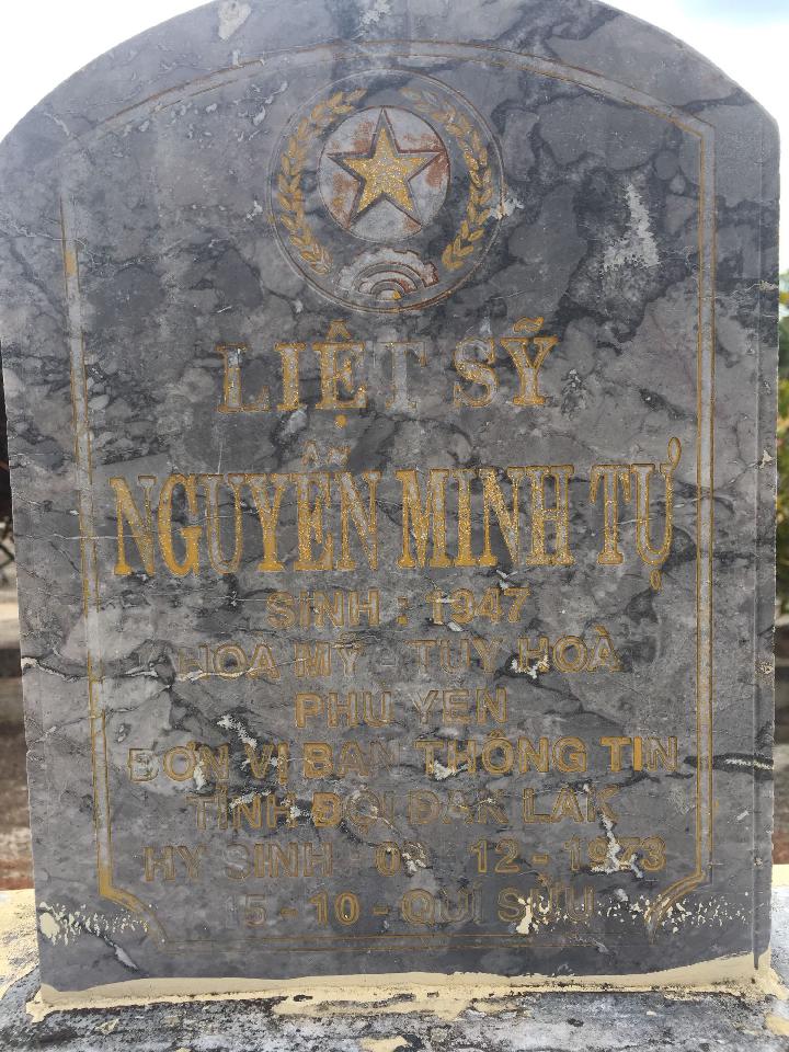 Ảnh mộ liệt sĩ Nguyễn Minh Tự