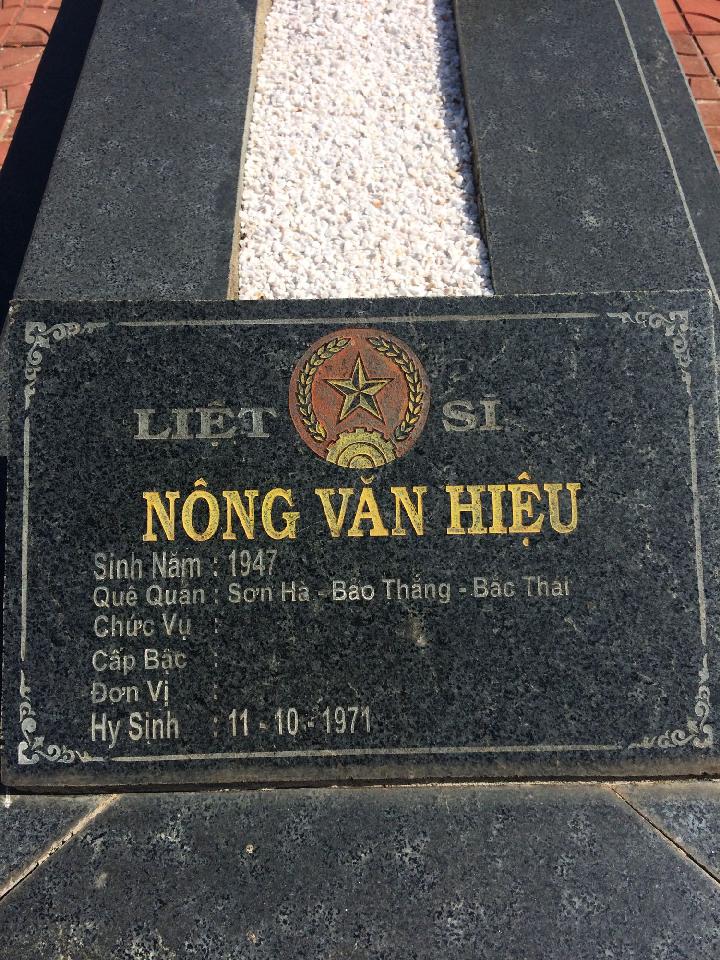 Ảnh mộ liệt sĩ Nông Văn Hiệu