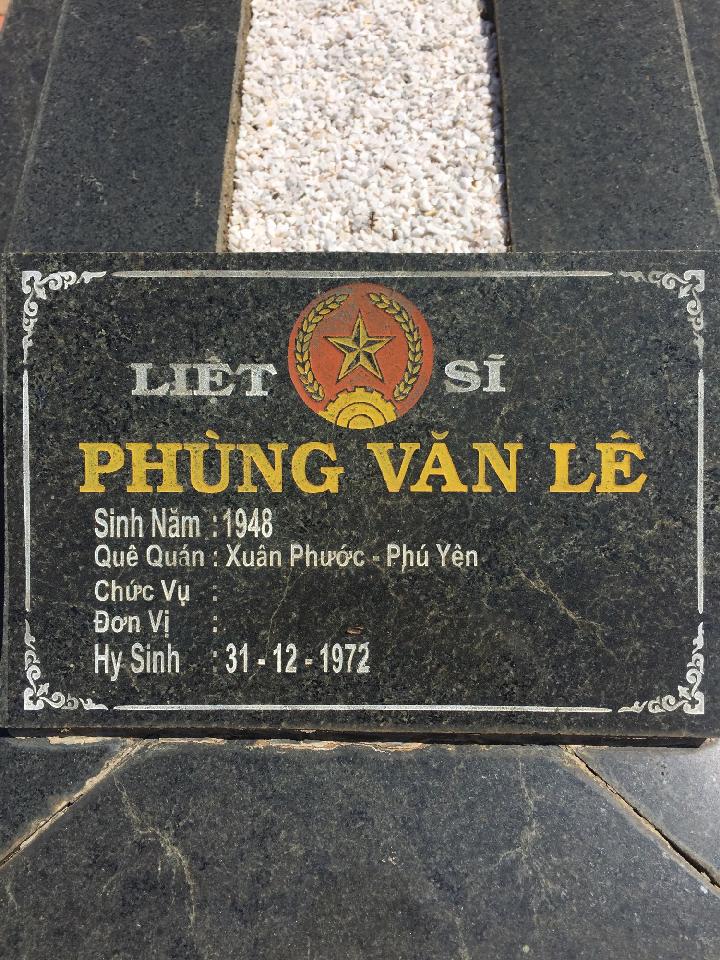 Ảnh mộ liệt sĩ Phùng Văn Lê