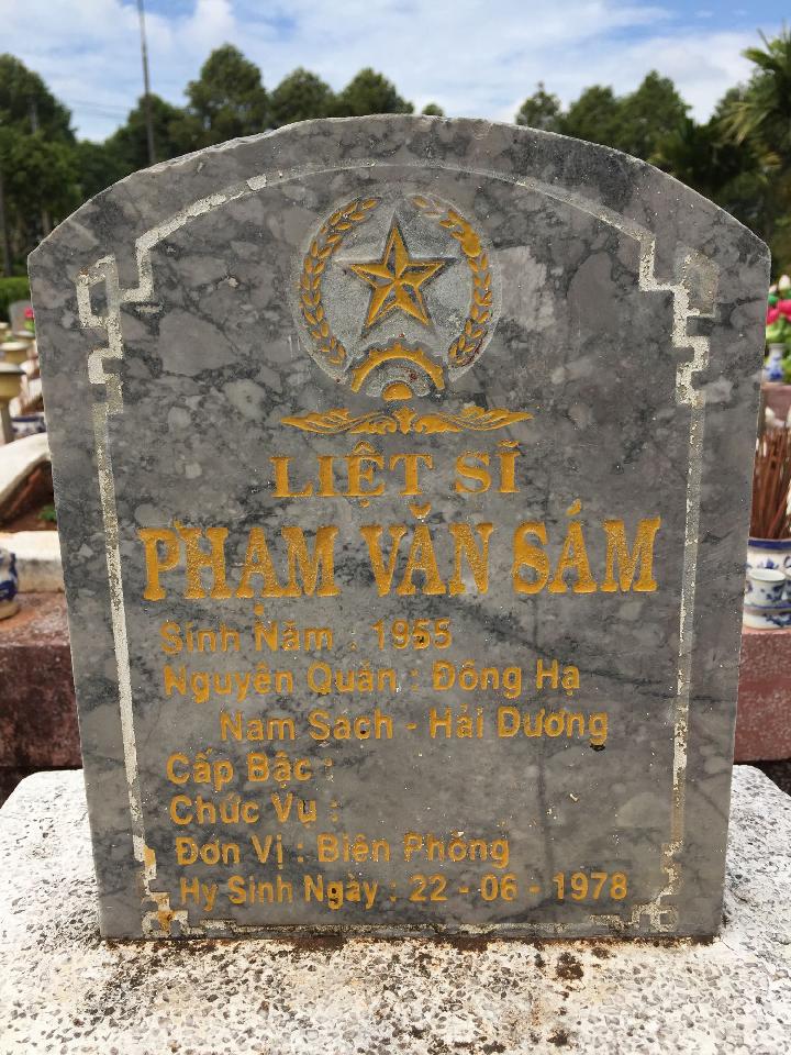 Ảnh mộ liệt sĩ Phạm Văn Sám