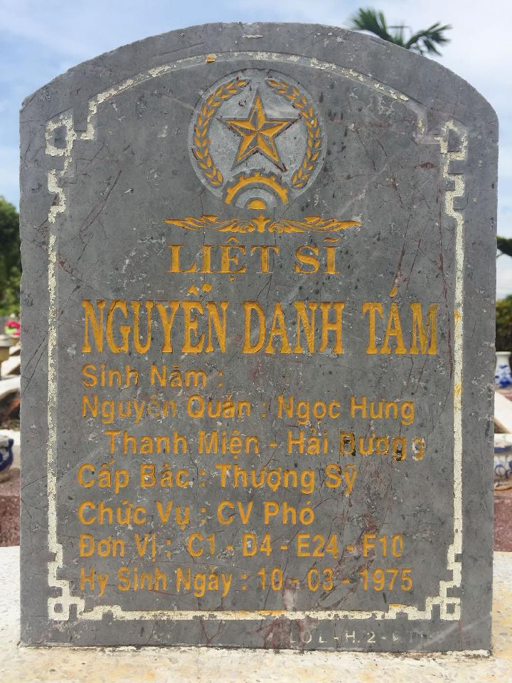 Ảnh mộ liệt sĩ Nguyễn Danh Tám