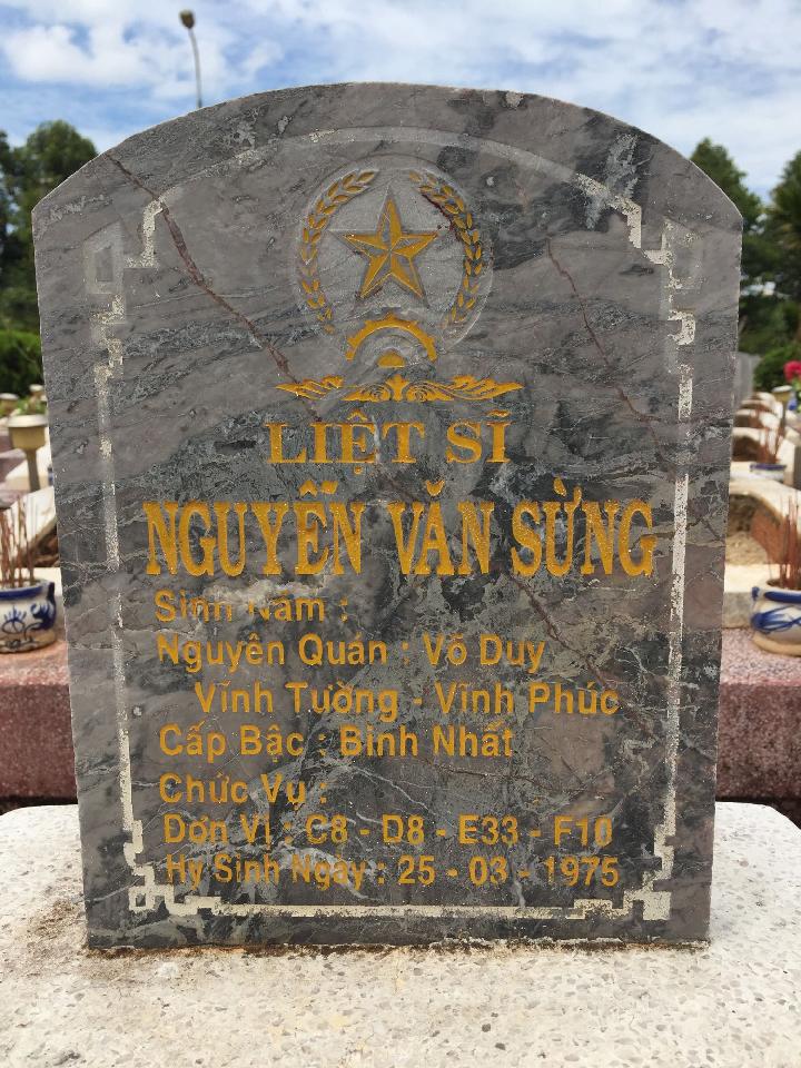 Ảnh mộ liệt sĩ Nguyễn Văn Sừng