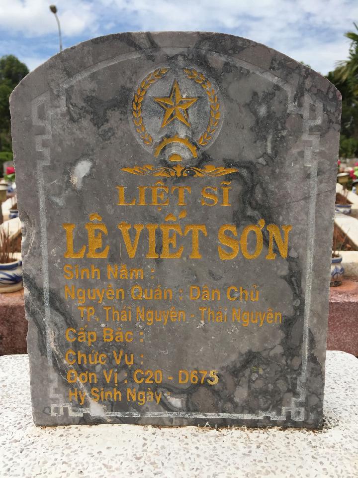 Ảnh mộ liệt sĩ Lê Viết Sơn
