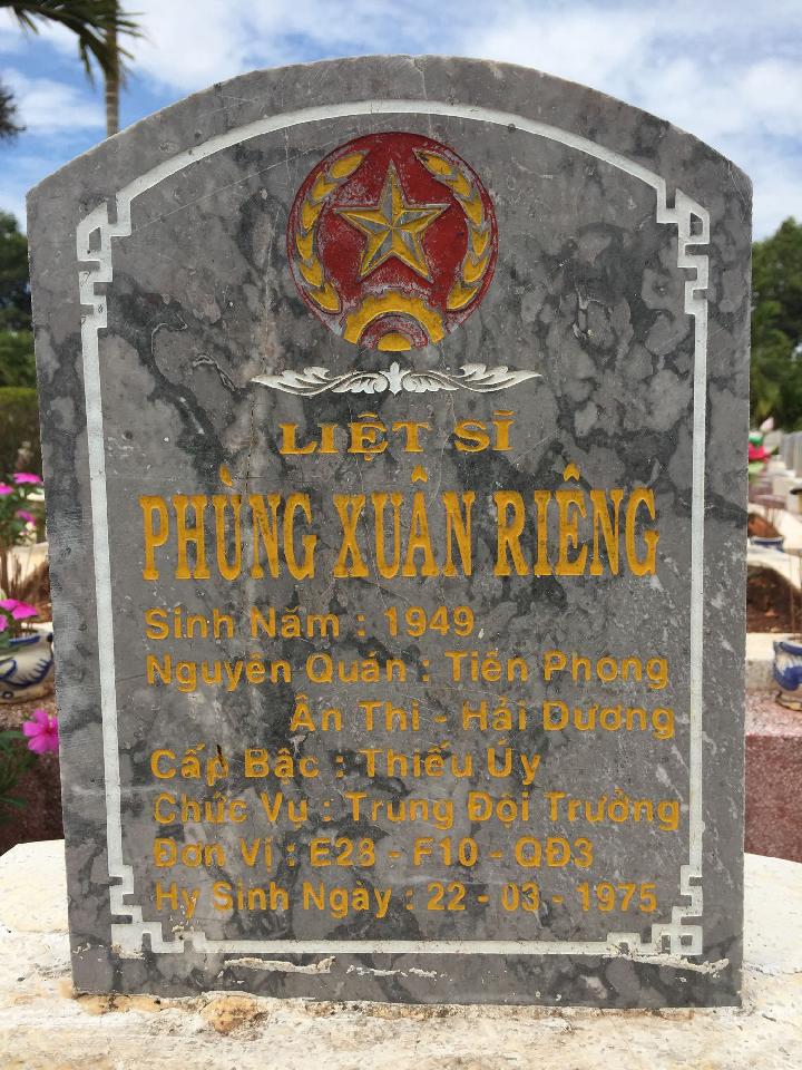 Ảnh mộ liệt sĩ Phùng Xuân Riêng