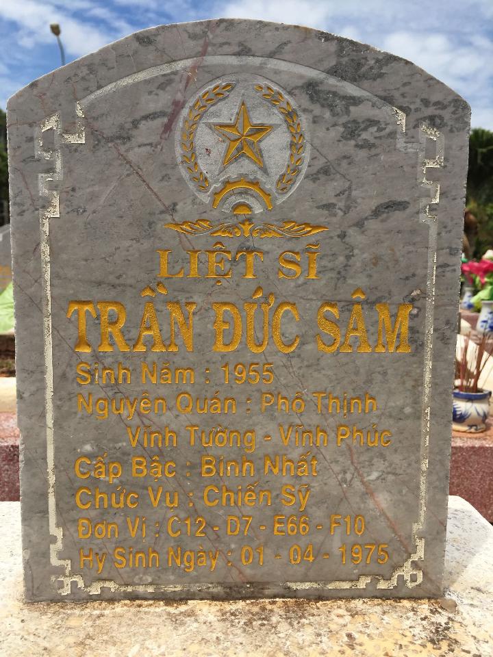 Ảnh mộ liệt sĩ Trần Đức Sâm