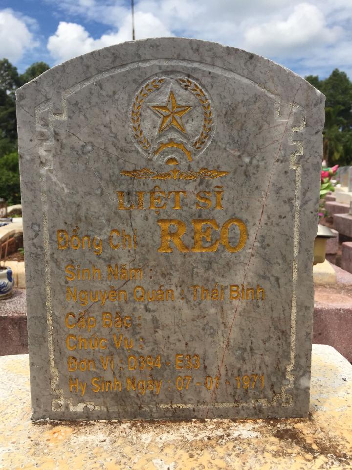 Ảnh mộ liệt sĩ Reo