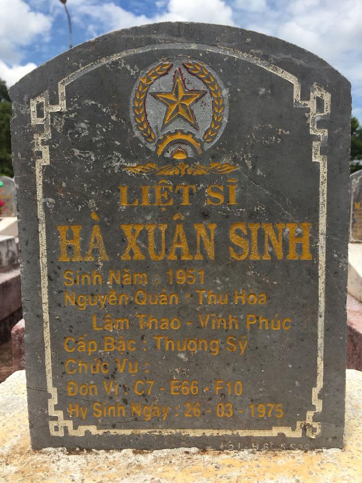 Ảnh mộ liệt sĩ Hà Xuân Sinh
