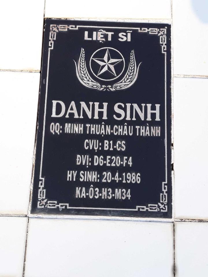 Ảnh mộ liệt sĩ Danh Sinh