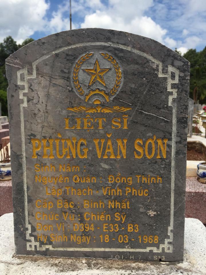 Ảnh mộ liệt sĩ Phùng Văn Sơn