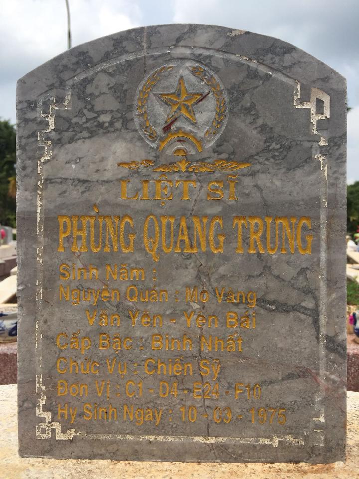 Ảnh mộ liệt sĩ Phùng Quang Trung