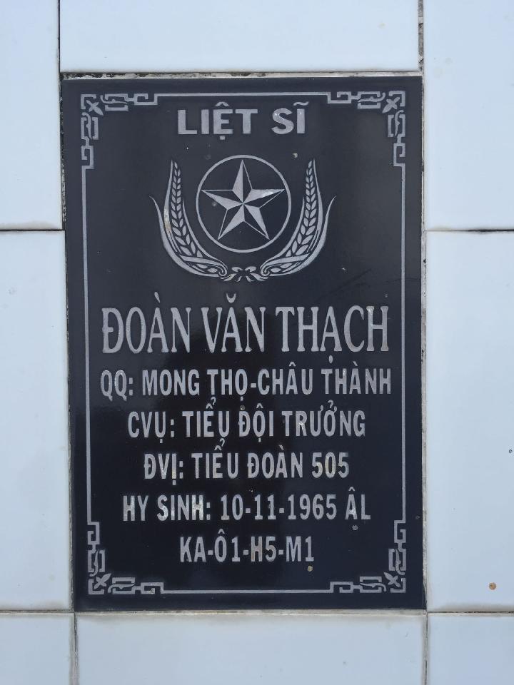 Ảnh mộ liệt sĩ Đoàn Văn Thạch