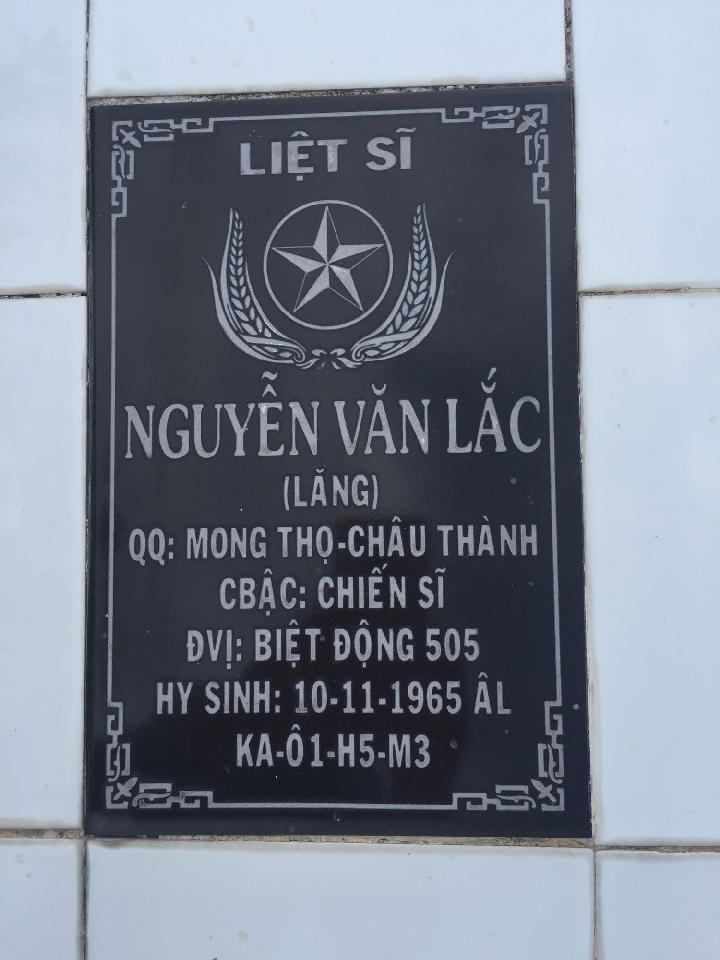 Ảnh mộ liệt sĩ Nguyễn Văn Lắc
