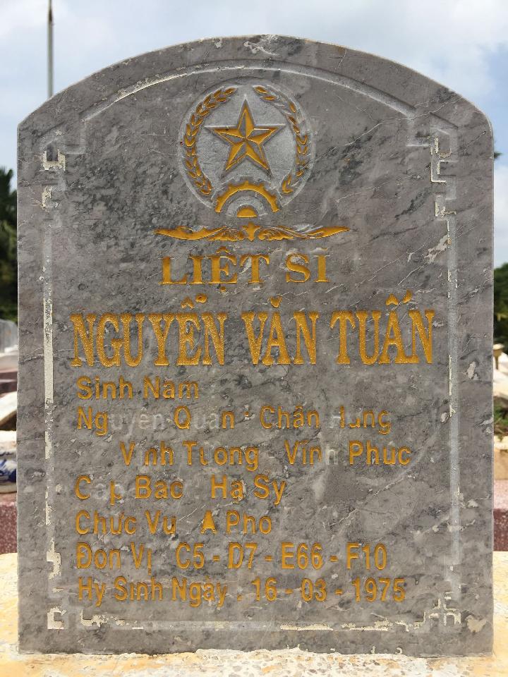 Ảnh mộ liệt sĩ Nguyễn Văn Tuấn