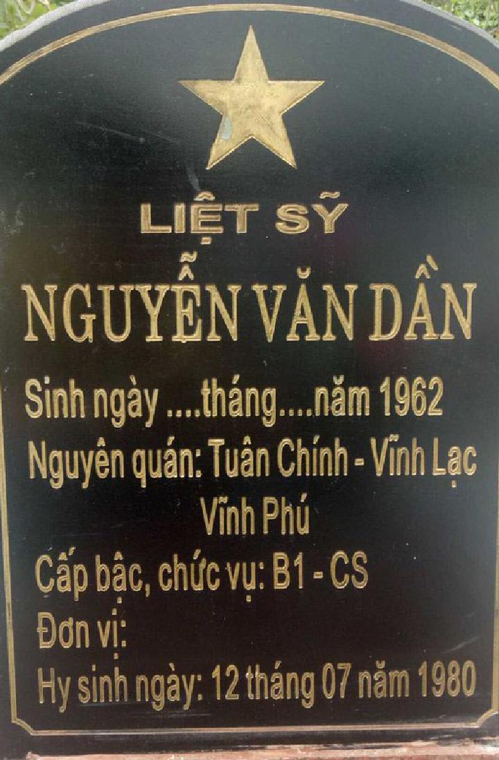 Ảnh mộ liệt sĩ Nguyễn Văn Dần