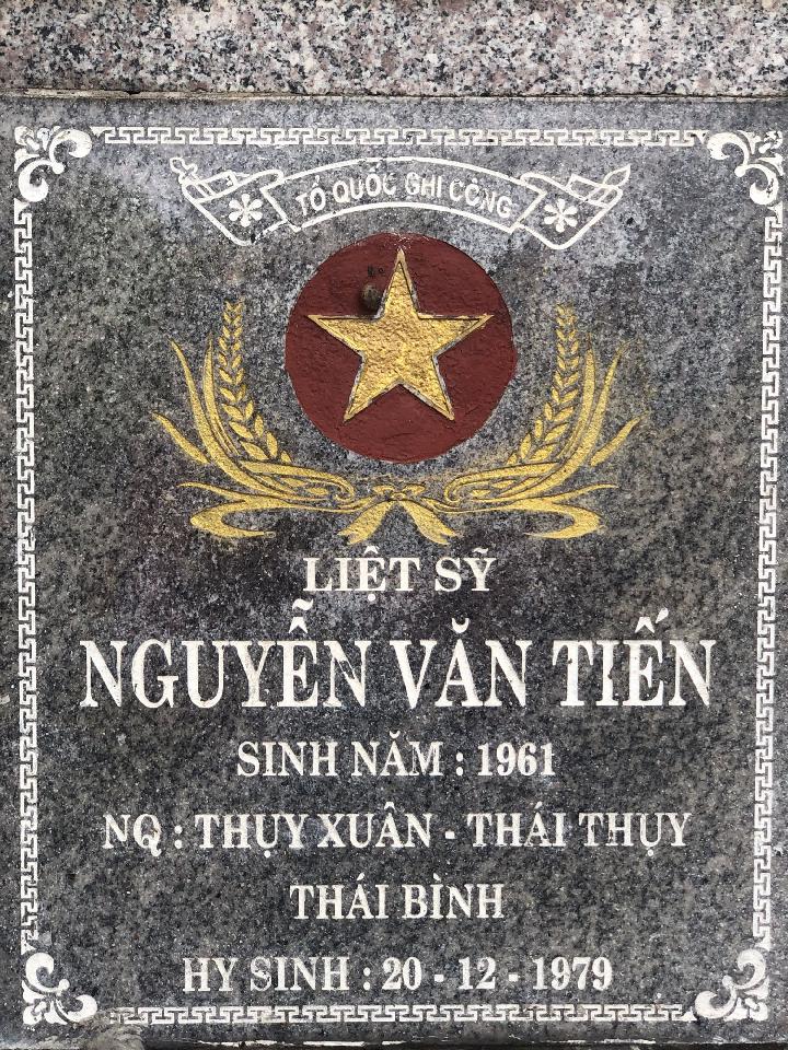 Ảnh mộ liệt sĩ Nguyễn Văn Tiến