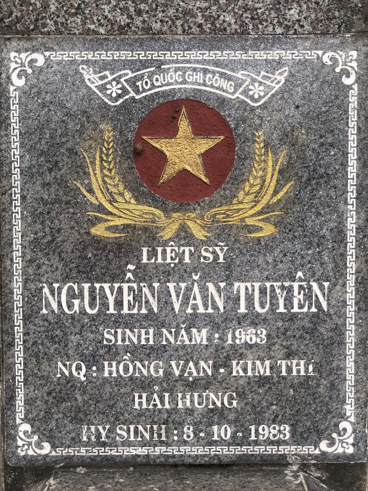 Ảnh mộ liệt sĩ Nguyễn Văn Tuyên
