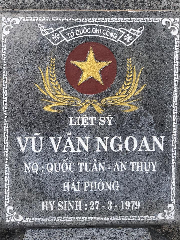 Ảnh mộ liệt sĩ Vũ Văn Ngoan