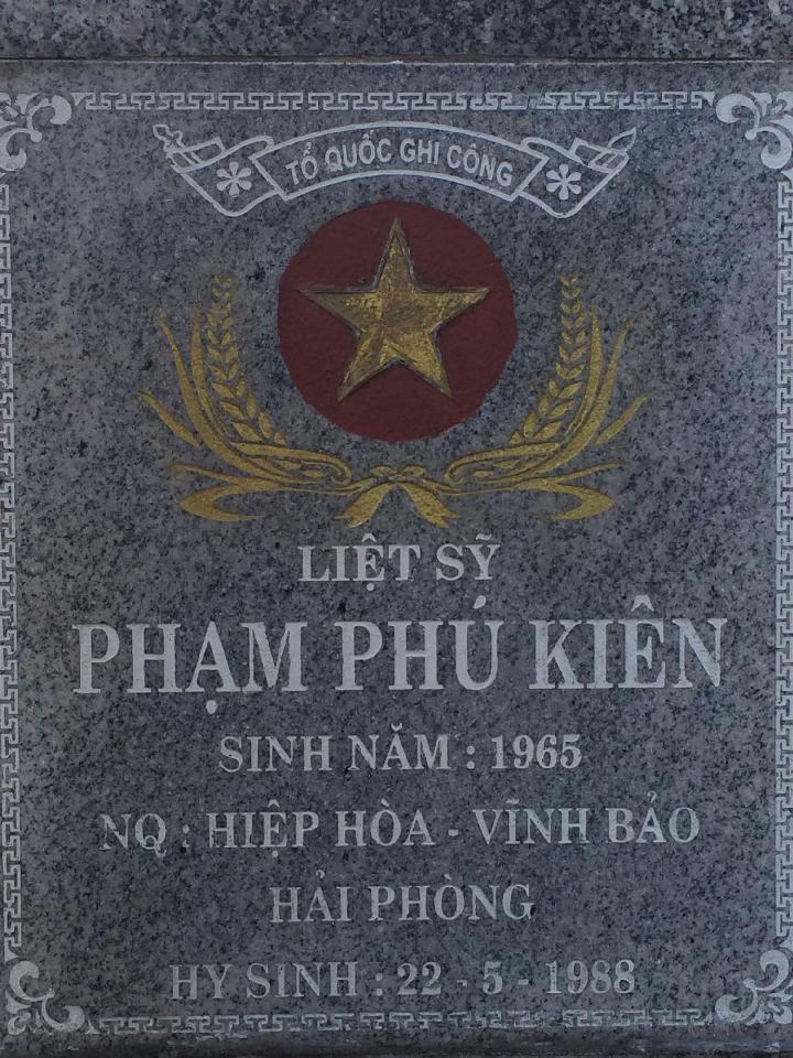 Ảnh mộ liệt sĩ Phạm Phúc Kiên