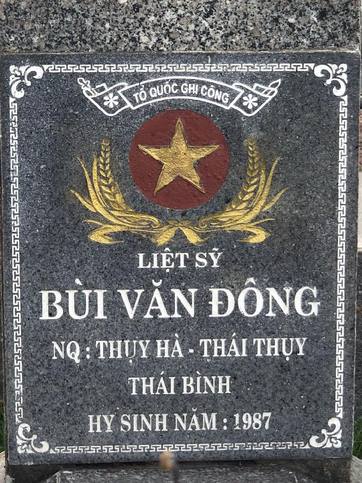Ảnh mộ liệt sĩ Bùi Văn Đông