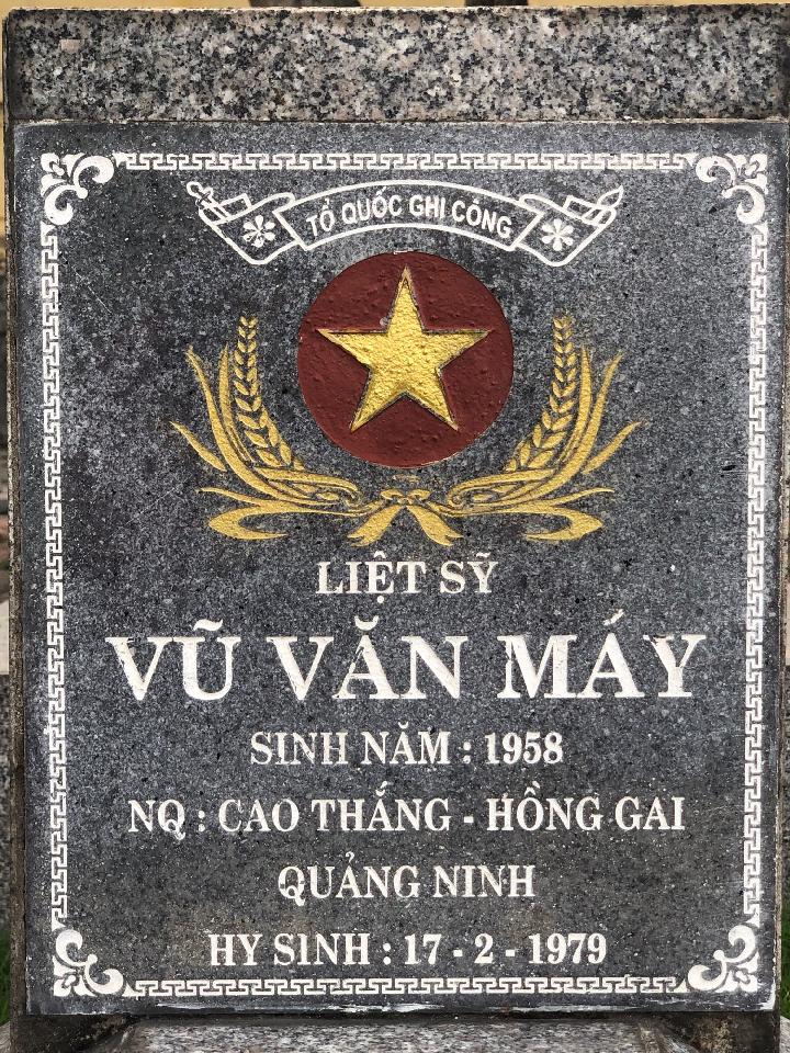 Ảnh mộ liệt sĩ Vũ Văn May